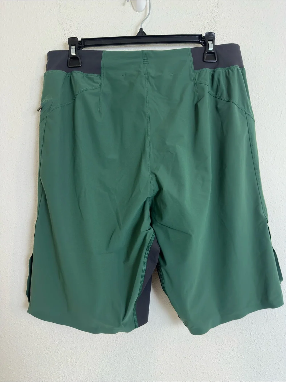 Lululemon men’s green assert shorts